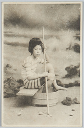 たらいを舟にする水着の女性 / Woman in a Swimsuit Using a Washtub as a Boat image