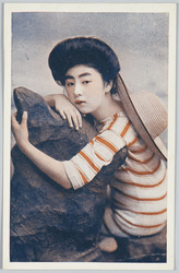 岩にもたれる水着の女性 / Woman in a Swimsuit Leaning on a Rock image