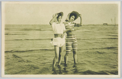 2人の水着の女性 / 2 Women in Swimsuits image