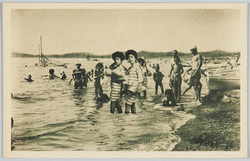 海水浴の水着女性 (1) / Women in Swimsuits at the Beach (1) image