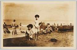 海水浴の水着女性 (2) / Women in Swimsuits at the Beach (2) image