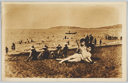 海水浴の水着女性 (4) / Women in Swimsuits at the Beach (4) image