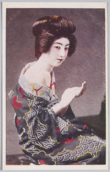 化粧をする和装女性 / Woman in Kimono Applying Makeup image