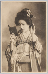 鏡を見る和装女性 / Woman in Kimono Looking in the Mirror image