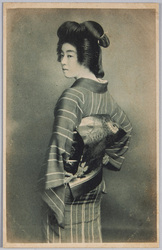 帯を直す和装女性 / Woman in Kimono Fixing Her Obi image