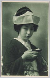 盃を持つ和装女性 / Woman in Kimono Holding a Sake Cup image