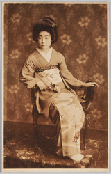 椅子に座る和装女性 / Woman in Kimono Sitting on a Chair image