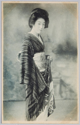 袂を持つ和装女性 / Woman in Kimono Holding Her Sleeve Pouch image
