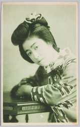 机にもたれる和装女性 / Woman in Kimono Leaning on a Desk image