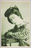 机にもたれる和装女性/Woman in Kimono Leaning on a Desk image