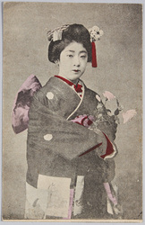 花を持つ和装女性 / Woman in Kimono Holding a Flower image