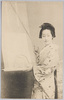 掛軸を掛ける和装女性/Woman in Kimono Hanging a Hanging Scroll image