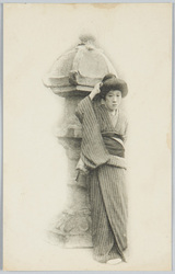 灯籠の前に立つ和装女性 / Woman in Kimono Standing in Front of a Lantern image