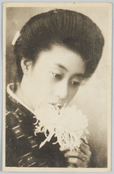 花を持つ和装女性 / Woman in Kimono Holding a Flower image