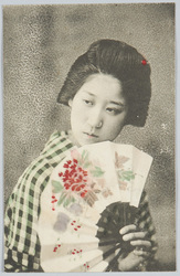 扇を持つ和装女性 / Woman in Kimono Holding a Fan image