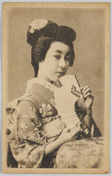 扇を持つ和装女性 / Woman in Kimono Holding a Fan image