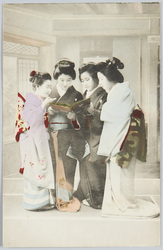 本を見る和装女性たち / Women in Kimono Browsing a Book image