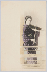ヴァイオリンを弾く和装女性 / Woman in Kimono Playing the Violin image