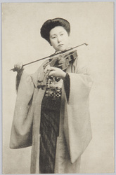 ヴァイオリンを弾く和装女性 / Woman in Kimono Playing the Violin image