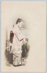 庭に立つ和装女性 / Woman in Kimono Standing in the Garden image