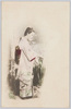 庭に立つ和装女性/Woman in Kimono Standing in the Garden image