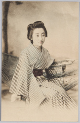 ハンモックに座る浴衣の女性 / Woman in Yukata Sitting in a Hammock image