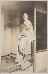 縁側に立つ和装女性 / Woman in Kimono Sitting on the Porch image