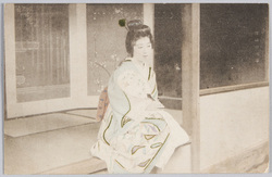 団扇を持つ和装女性 / Woman in Kimono Holding a Fan image