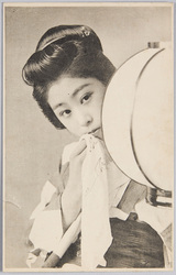 ぼんぼりの影からのぞく和装女性 / Woman in Kimono Peeking Out From the Shadow of a Paper Lantern image