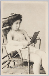 籐椅子に座る女性 / Woman Sitting in a Wicker Chair image