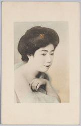 菊の髪飾りを付けた女性 / Woman Wearing a Chrysanthemum Hair Ornament image