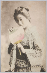 団扇を持つ浴衣の女性 / Woman in Yukata Holding a Fan image