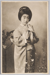 花と和装女性 / Woman in Kimono With a Flower image