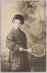 ラケットを持つ和装女性 / Woman in Kimono Holding a Racket image
