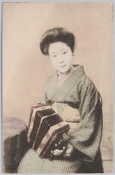 アコーディオンを持つ和装女性 / Woman in Kimono Holding an Accordion image