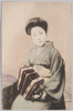 アコーディオンを持つ和装女性/Woman in Kimono Holding an Accordion image
