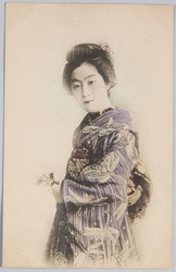 花を持つ和装女性 / Woman in Kimono Holding a Flower image