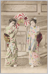 扇をかざす二人の和装女性 / 2 Women in Kimono Holding Fans image