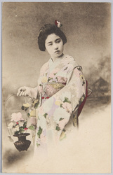 花生けを持つ和装女性 / Woman in Kimono Holding a Flower Vase image