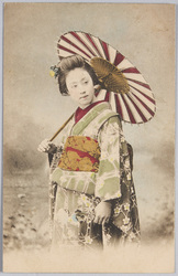 和傘と花を持つ和装女性 / Woman in Kimono Holding a Japanese Umbrella and a Flower image