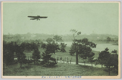 宮城付近ヲ飛行シツゝアルニューポール式 / Nieuport Flying Near Imperial Palace image
