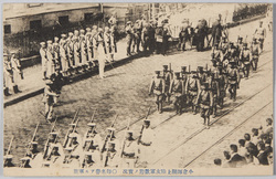小倉師団上陸友軍歓迎ノ実況〇印名誉アル軍旗 / Scene of the Kokura Division Landing and Being Welcomed by Allies, An Honorable War Flag With a Circle image