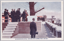 天覧を賜ふ帝都の復興栄光に輝く東京市民(上野公園西郷銅像前) / Tokyoites Shining in the Glory of the Capital Reconstruction Are Honored with the Emperor's Viewing (in Front of the Statue of Saigo in Ueno Park) image