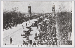 (復興祭当日の実况) 向島墨田堤の雑踏 / (Actual Scene on the Day of the Reconstruction Festival) Throng on the Banks of the Sumida River, Mukojima image