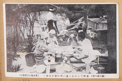 近畿地方大風水害・一夜を不安の内に過し丘の上で朝食(堺大浜公園) / Kinki Region Typhoon and Flood Disaster: Evacuees Who Spent an Uneasy Night Are Having Breakfast on a Hill (Ohama Park, Sakai) image