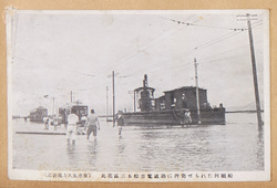 近畿地方大風水害・此花区三本松市電道路に押寄せられた河堀船 / Kinki Region Typhoon and Flood Disaster: A Digging Boat Drifted to the Tramway Street, Sambonmatsu, Konohanaku image