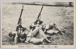 右前方ヨリ前進スル敵機ニ対シ右下横臥射ノ射撃姿勢 / Recumbent Shooting Position on the Lower Right against an Enemy Aircraft Advancing from the Front Right image