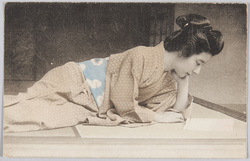 書を読む和服の女性 / Woman Wearing a Kimono and Reading image