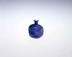 Purple, Small Square Bottle | EDO-TOKYO MUSEIUM Digital Archives