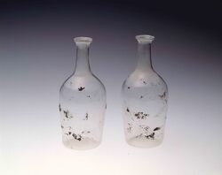 錫箔桜と蝶吹雪文無色徳利 / Small Sake Bottle with Cherry Blossom and Butterfly in Suzuhaku image